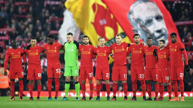  Liverpool players pay tribute for the victims of the Colombia plane crash