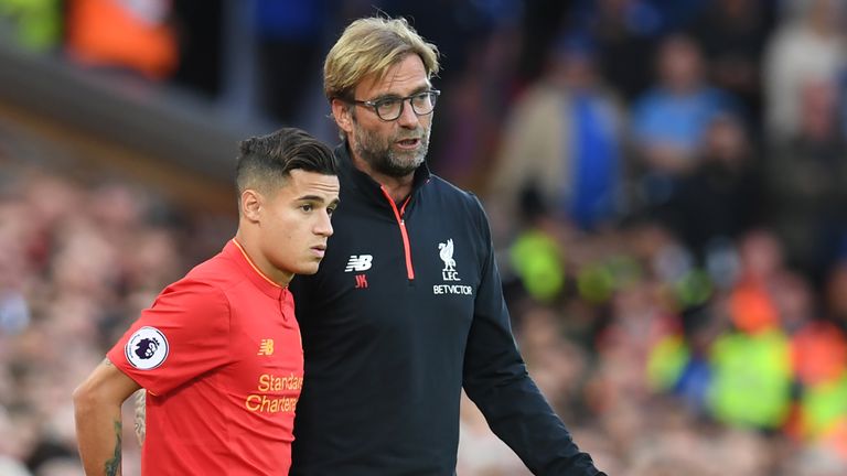 Jurgen Klopp (R) gives instructions to Liverpool's Brazilian midfielder Philippe Coutinho 