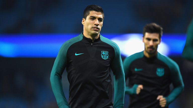 MANCHESTER, ENGLAND - NOVEMBER 01: Luis Suarez of BarcelLuis Suarez of Barcelona warms up prior to kick off during the UEFA Champions League Group C match 