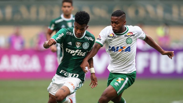 SAO PAULO, BRAZIL - NOVEMBER 27:  Tche Tche of Palmeiras fights for the ball with Matheus Biteco of Chapecoense during the match between Palmeiras and Chap