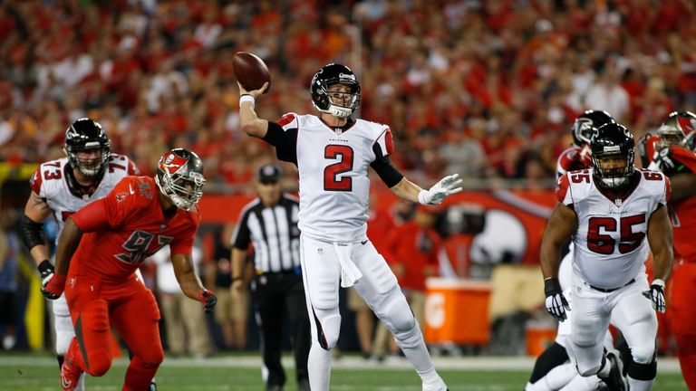 TAMPA, FL - NOVEMBER 3:  Quarterback Matt Ryan #2 of the Atlanta Falcons throws a 32-yard touchdown pass to tight end Levine Toilolo during the first quart