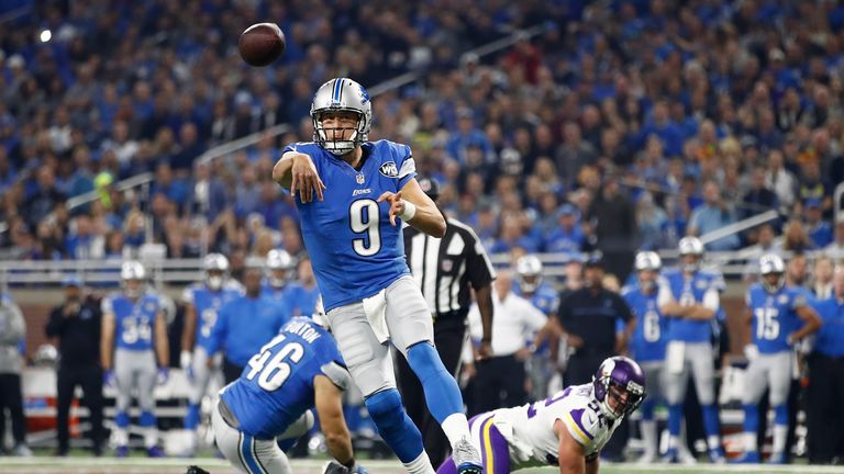 DETROIT.MI - NOVEMBER 24: Quarterback Matthew Stafford (9) of the Detroit Lions passes the ball to Anquan Boldin (80) for a first quarter touchdown against