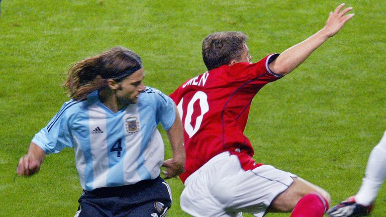 SAPPORO, JAPAN:  English forward Michael Owen (R) is tackled by Argentinian defender Mauricio Pochettino during the Group F first round match Argentina/Eng