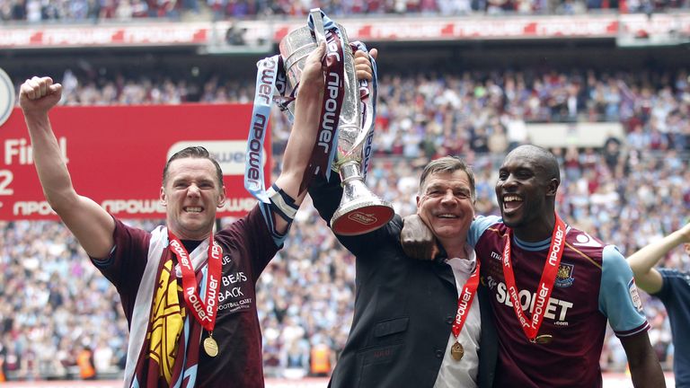 West Ham United's captain Kevin Nolan (L), manager Sam Allardyce and goal-scorer Carlton Cole (R) celebrate with the trophy after their victory in the 2012