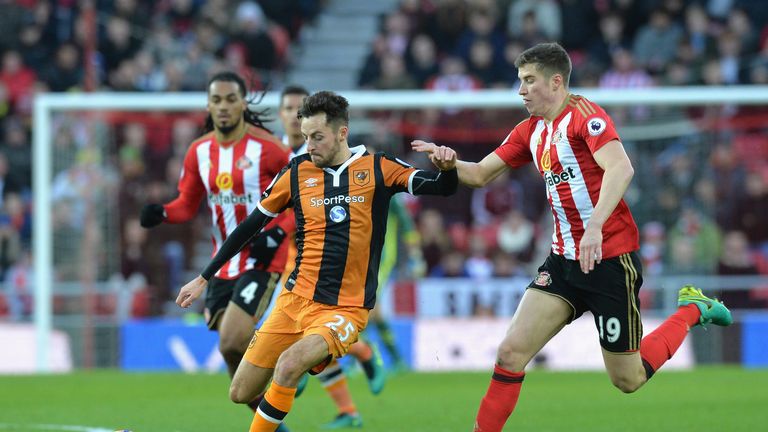 SUNDERLAND, ENGLAND - NOVEMBER 19:  Ryan Mason of Hull City (L) is pulled back by Paddy McNair of Sunderland (R) during the Premier League match between Su