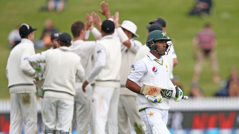 HAMILTON, NEW ZEALAND - NOVEMBER 29: New Zealand celebrate the wicket of Asad Shafiq of Pakistan during day five of the Second Test match between New Zeala