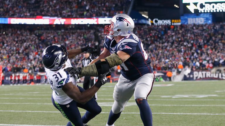 FOXBORO, MA - NOVEMBER 13:  Rob Gronkowski #87 of the New England Patriots attempts to catch a touchdown pass as he is defended by Kam Chancellor #31 of th