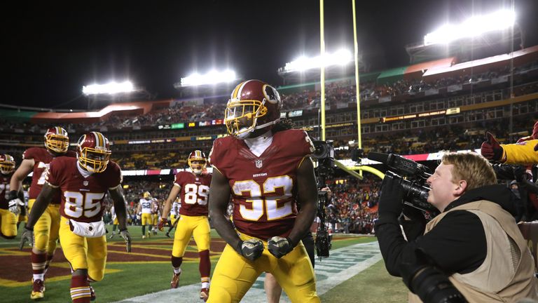 LANDOVER, MD - NOVEMBER 20: Running back Rob Kelley #32 of the Washington Redskins celebrates after scoring a fourth quarter touchdown against the Green Ba