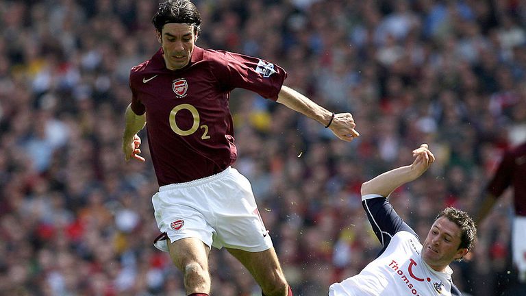London, UNITED KINGDOM:  Tottenham Hotspur's Robbie Keane (R) and Arsenal's Robert Pires compete for the ball during the Premiership football match at High