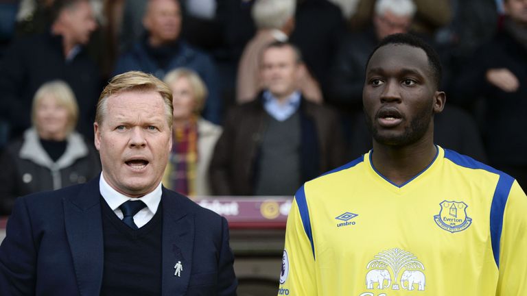 Everton's Dutch manager Ronald Koeman (L) stands with Everton's Belgian striker Romelu Lukaku (R) ahead of the English Premier League football match betwee