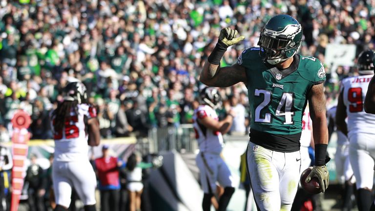 PHILADELPHIA, PA - NOVEMBER 13: Ryan Mathews #24 of the Philadelphia Eagles gestures to the fans after scoring a touchdown on a run in the first quarter du