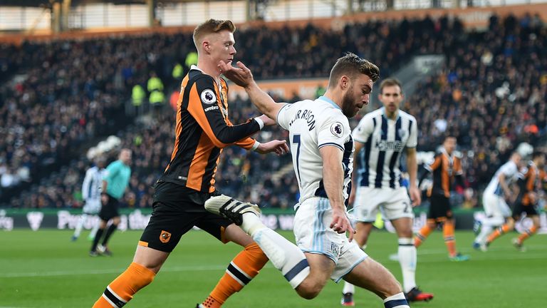 Hull City's Sam Clucas (left) and West Bromwich Albion's James Morrison (right) battle for the ball 