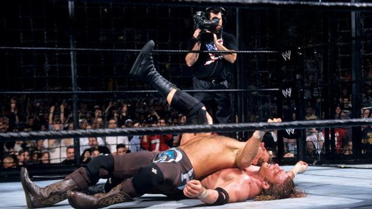 WWE Survivor Series 2002 - Shawn Michaels v Triple H, Elimination Chamber