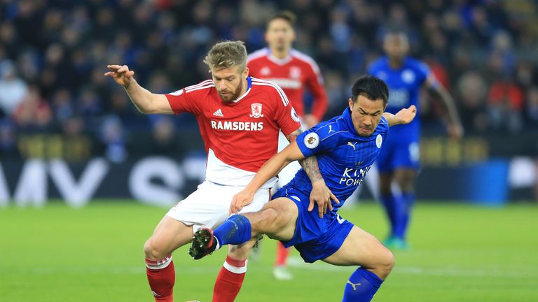 Middlesbrough's Adam Clayton (left) and Leicester City's Shinji Okazaki battle for the ball