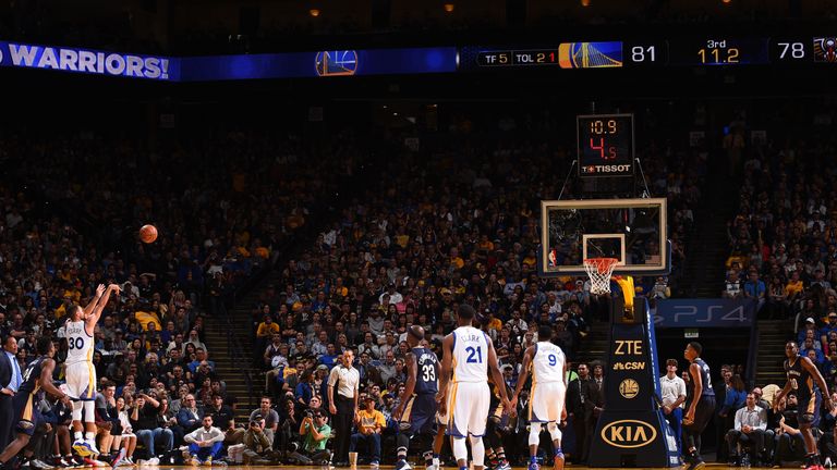 Stephen Curry #30 of the Golden State Warriors shoots the ball against the New Orleans Pelicans