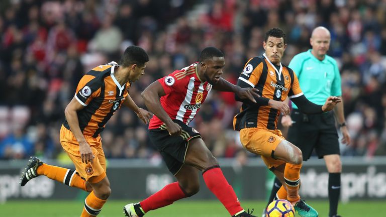 SUNDERLAND, ENGLAND - NOVEMBER 19: Victor Anichebe of Sunderland (C) holds off Curtis Davies of Hull City (L) and Jake Livermore of Hull City (R) during th