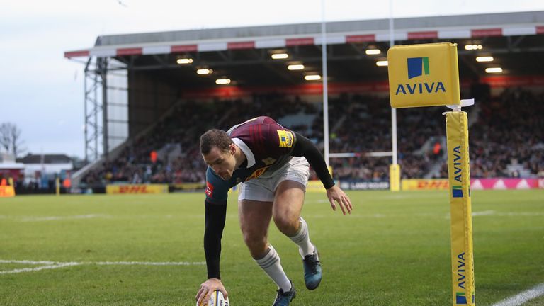 Tim Visser of Quins scores their first try during the Aviva Premiership match between Harlequins and Bath Rugby at Twickenham Stoop 27/11/2016