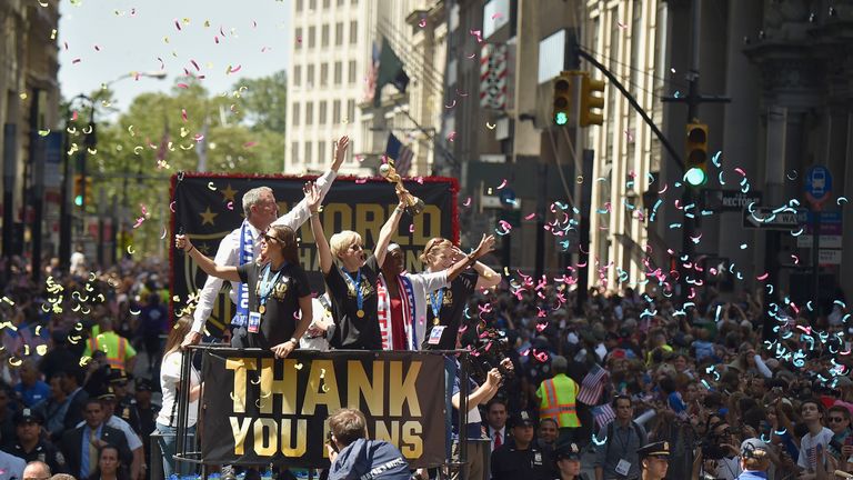 NEW YORK, NY - JULY 10:  (L-R): Mayor Bill de Blasio, Soccer players Carli Lloyd and Megan Rapinoe, Chirlane McCray and U.S. Coach Jill Ellis aboard a floa