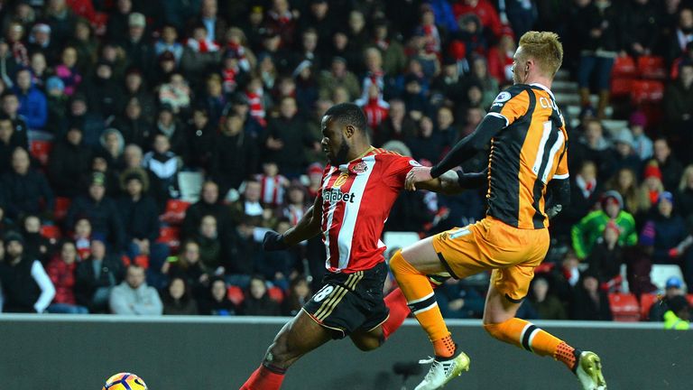 SUNDERLAND, ENGLAND - NOVEMBER 19: Victor Anichebe of Sunderland (L) scores his sides third goal during the Premier League match between Sunderland and Hul