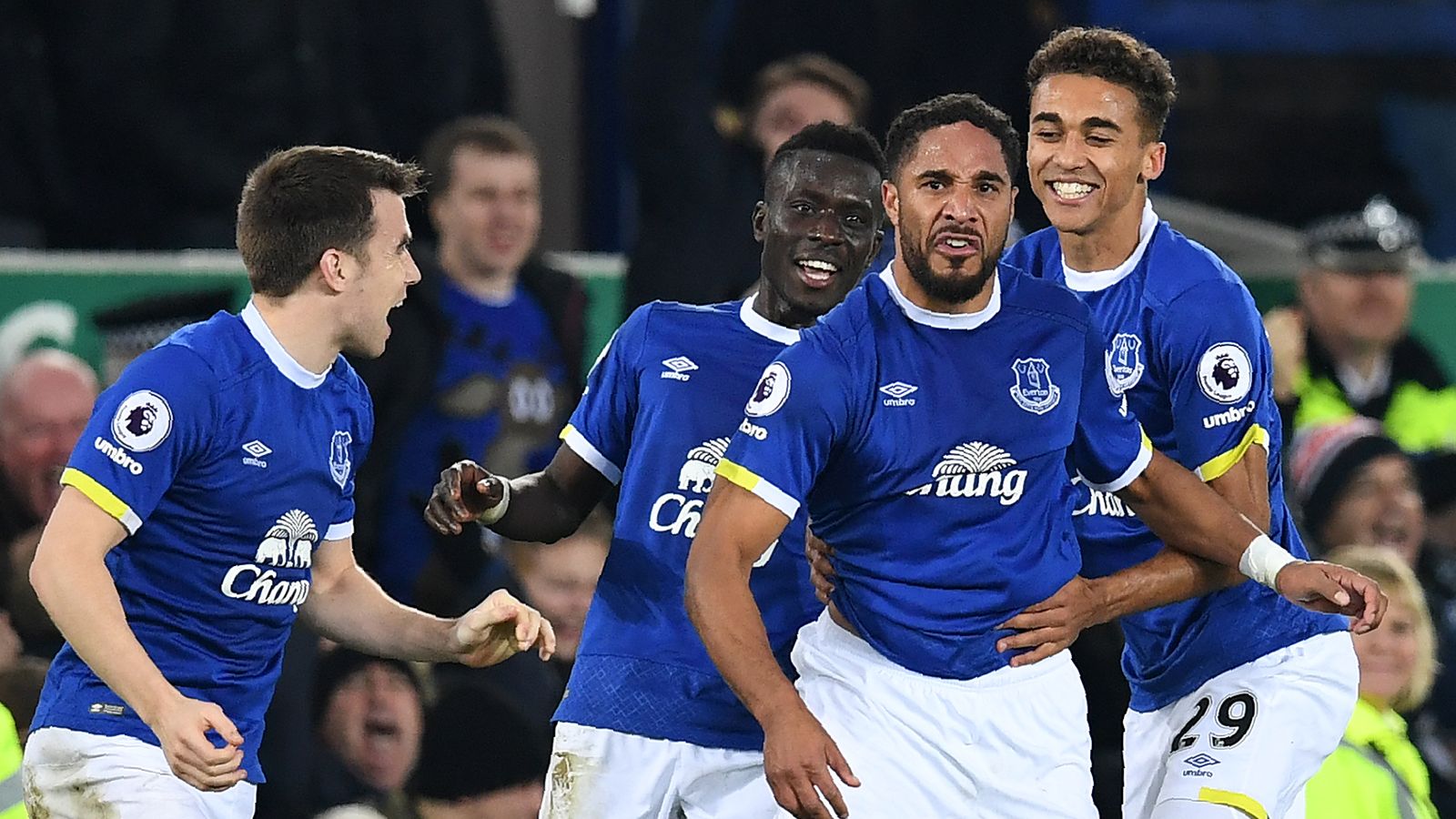 Everton 2-1 Arsenal: Ashley Williams header completes Toffees comeback ...