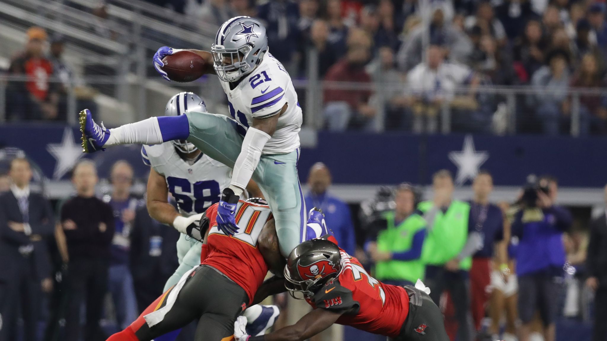 Dallas Cowboys running back Ezekiel Elliott (21) gestures first down after  carrying the ball against the Tampa Bay Buccaneers during an NFL football  game, Sunday, Dec. 18, 2016, in Arlington, Texas. (AP