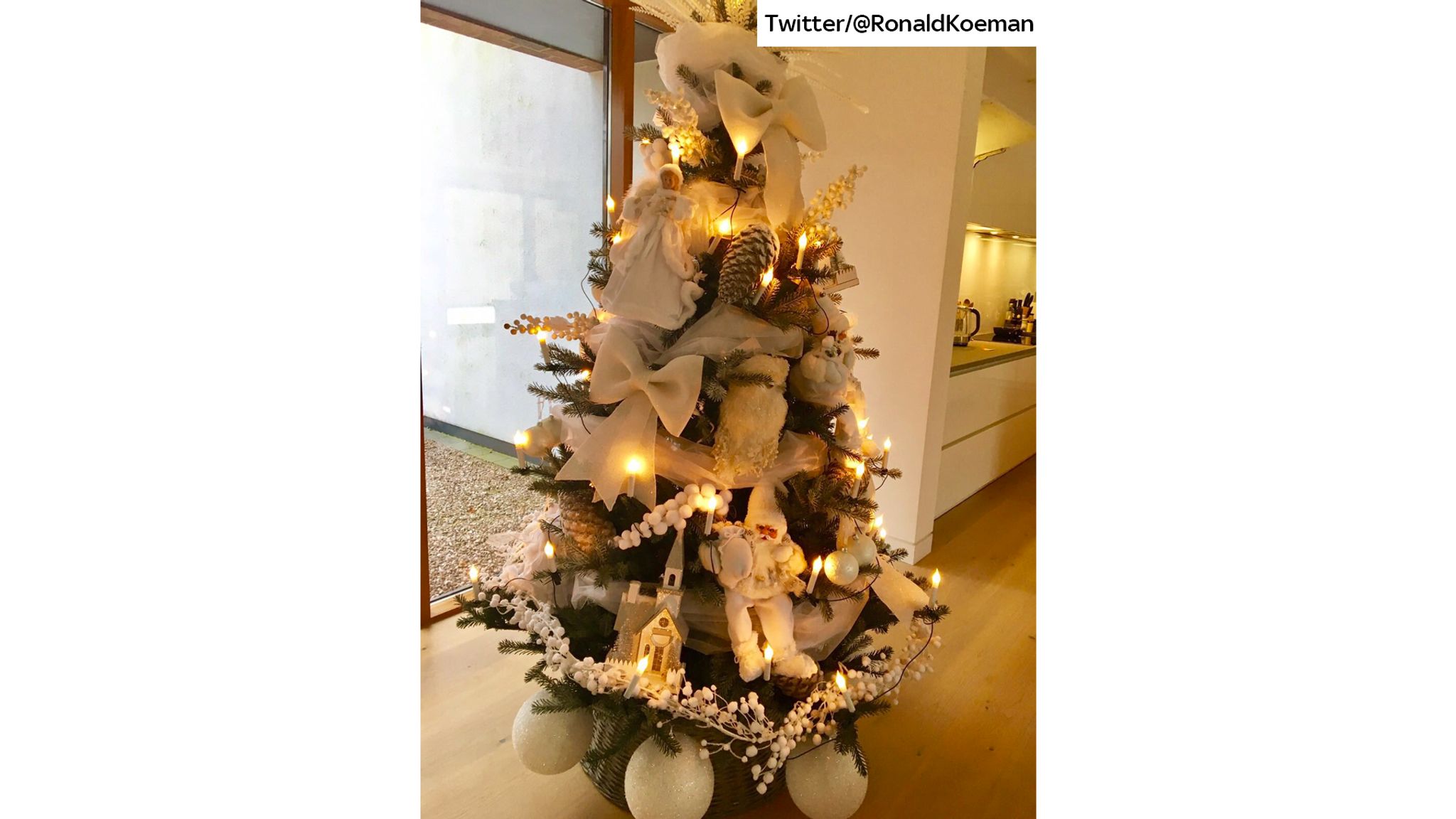 Ronald Koeman changes colour of his red Christmas tree decorations