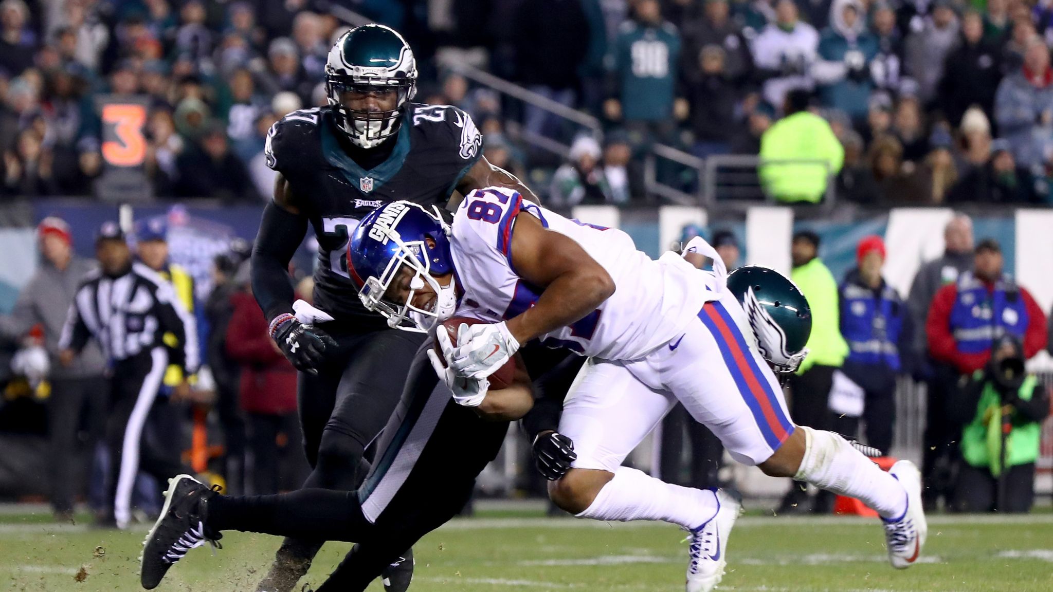 Photo: New York Giants Victor Cruz makes a one handed catch for 41