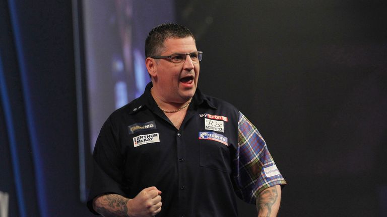 WLLIAM HILL WORLD DARTS CHAMPIONSHIP 2017.ALEXANDRA PALACE,LONDON.PIC;LAWRENCE LUSTIG.ROUND 3.GARY ANDERSON V BENITO VAN DE PAS.GARY ANDERSON IN ACTION