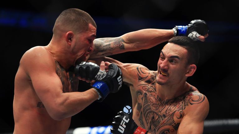 TORONTO, ON - DECEMBER 10:  Max Holloway (R) of the United States fights Anthony Pettis (L) of the United States for the Interim Featherweight Title during