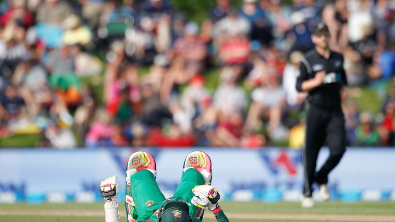 Mushfiqur Rahim suffers injury against the Kiwis