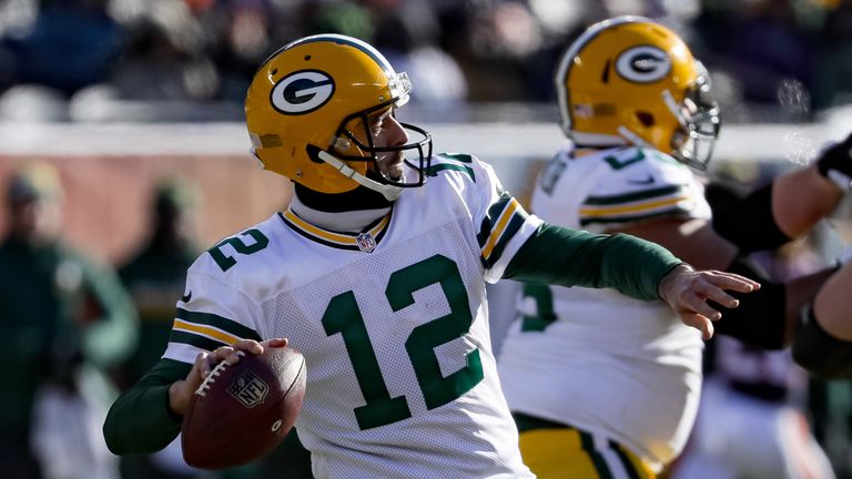 Rodgers' clutch play helped the Packers close within one game of NFC North leaders Detroit