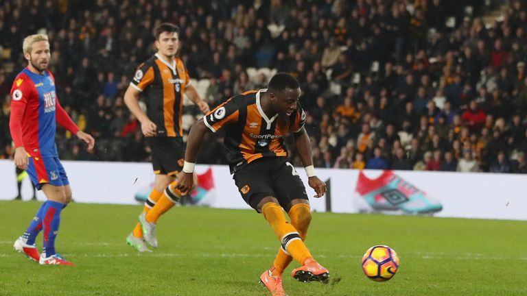HULL, ENGLAND - DECEMBER 10:  Adama Diomande of Hull City scores their secomd goal during the Premier League match between Hull City and Crystal Palace at 