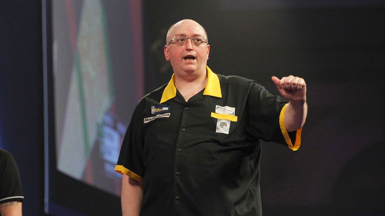WLLIAM HILL WORLD DARTS CHAMPIONSHIP 2017.ALEXANDRA PALACE,LONDON.PIC;LAWRENCE LUSTIG.ROUND1.John Henderson  v Andrew Gilding.ANDREW GILDING IN ACTION