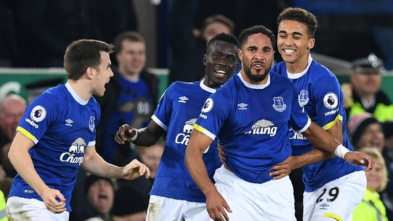 Everton's English-born Welsh defender Ashley Williams (2R) celebrates scoring his team's second goal during the English Premier League football match betwe