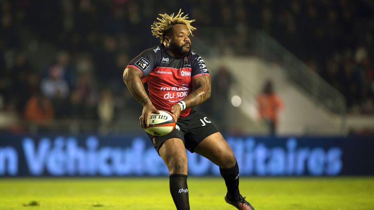  Mathieu Bastareaud passes the ball 