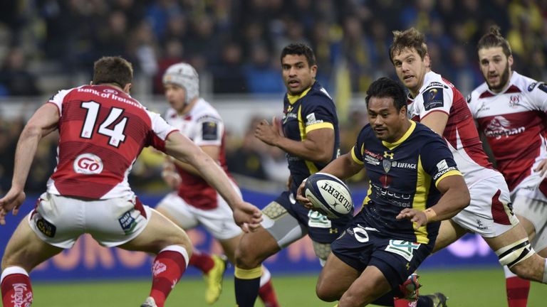 Clermont's New Zealander fullback Isaia Toeava (R) runs for a try during a rugby union European Cup match between Clermont and Ulster at the Michelin sta