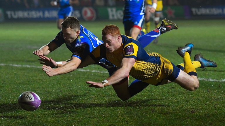 DECEMBER 16 2016:  Warriors wing Connor Braid (r) dives to beat Tom Prydie to score the opening try during the European Rugby Challenge Cup