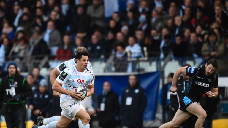 Racing 92 flyhalf Dan Carter (L) runs with the ball  during the Champions Cup rugby union match between Racing Metro 92 and Glasgow in Paris, Dec 2016