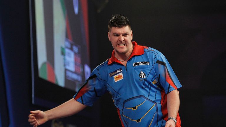 WLLIAM HILL WORLD DARTS CHAMPIONSHIP 2017.ALEXANDRA PALACE,LONDON.PIC;LAWRENCE LUSTIG.ROUND 3.MARK WEBSTER V DARYL GURNEY.DARYL GURNEY IN ACTION