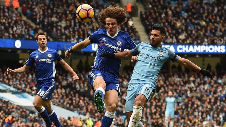 Chelsea's Brazilian defender David Luiz (C) vies with Manchester City's Argentinian striker Sergio Aguero (R) during the English Premier League football ma