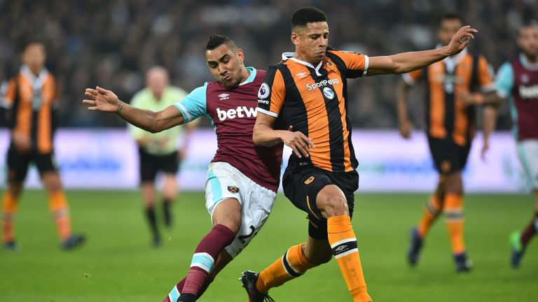 Hull City's English defender Curtis Davies (R) vies with West Ham United's French midfielder Dimitri Payet