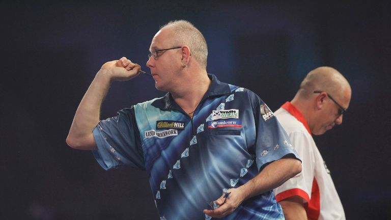 WLLIAM HILL WORLD DARTS CHAMPIONSHIP 2017.ALEXANDRA PALACE,LONDON.PIC;LAWRENCE LUSTIG.ROUND 1.IAN WHITE V KEVIN SIMM.IAN WHITE IN ACTION