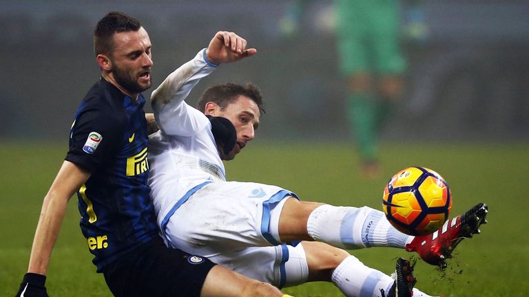 Inter Milan's Croatian midfielder Marcelo Brozovic (L) fights for the ball with Lazio's Argentinan midfielder Lucas Biglia during the Italian Serie A footb