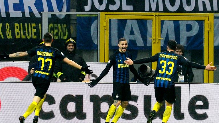 MILAN, MILANO - DECEMBER 21:  Mauro Icardi of FC Internazionale celebrates with his team mate a second goal during the Serie A match between FC Internazion