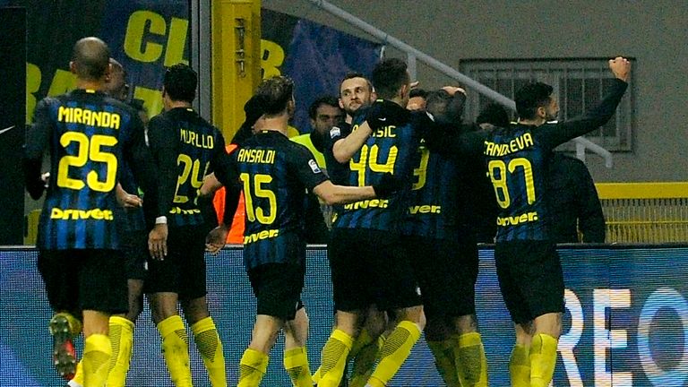 MILAN, MILANO - DECEMBER 21:  Mauro Icardi of FC Internazionale celebrates with his team mate a second goal during the Serie A match between FC Internazion