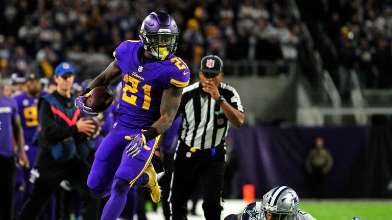 MINNEAPOLIS, MN - DECEMBER 1: Jerick McKinnon #21 of the Minnesota Vikings runs out-of-bounds with the ball to stop the clock in the fourth quarter of the 