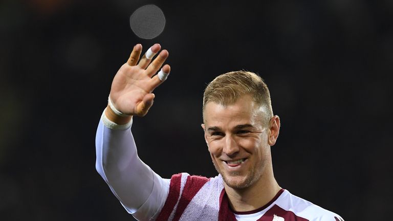 TURIN, ITALY - NOVEMBER 26:  Joe Hart of FC Torino gestures during the Serie A match between FC Torino and AC ChievoVerona at Stadio Olimpico di Torino on 