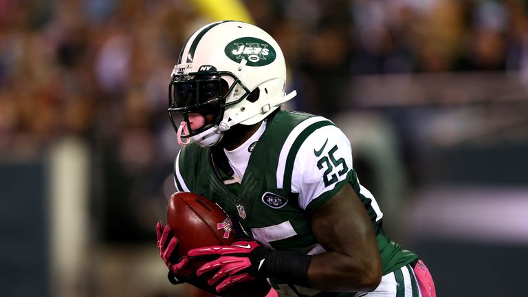 EAST RUTHERFORD, NJ - OCTOBER 08:  Joe McKnight #25 of the New York Jets returns a kickoff 100-yards for a touchdown in the third quarter against the Houst