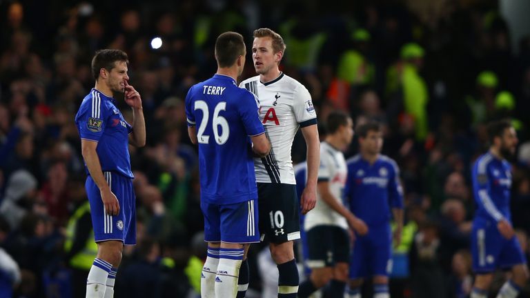 LONDON, ENGLAND - MAY 02:  A dejected Harry Kane of Tottenham Hotspur shakes hands with John Terry and Cesar Azpilicueta of Chelsea following the 20-2 draw