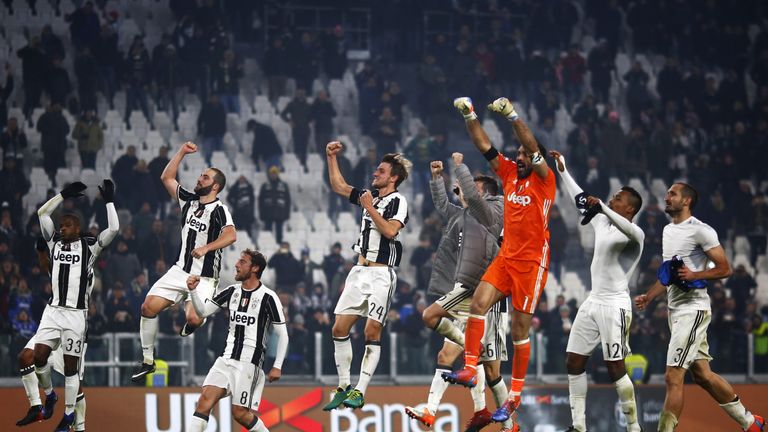 Juventus team celebrates at the end of the Italian Serie A football match Juventus vs Atalanta on December 3, 2016 at the 'Juventus Stadium' in Turin.  / A